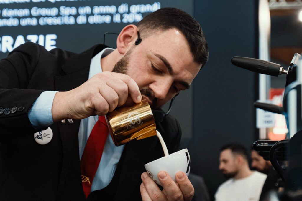 Vincenzo Di Lorenzo durante una dimostrazione professionale di latte art